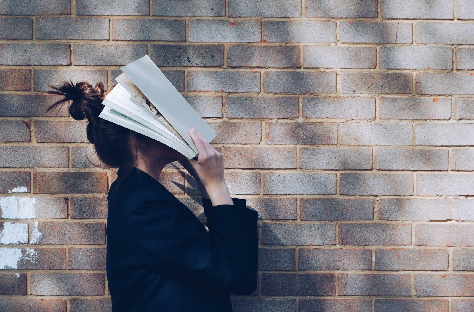 ongebruikt opleidingsbudget nieuwsartikel - Vrouw met tekstboek